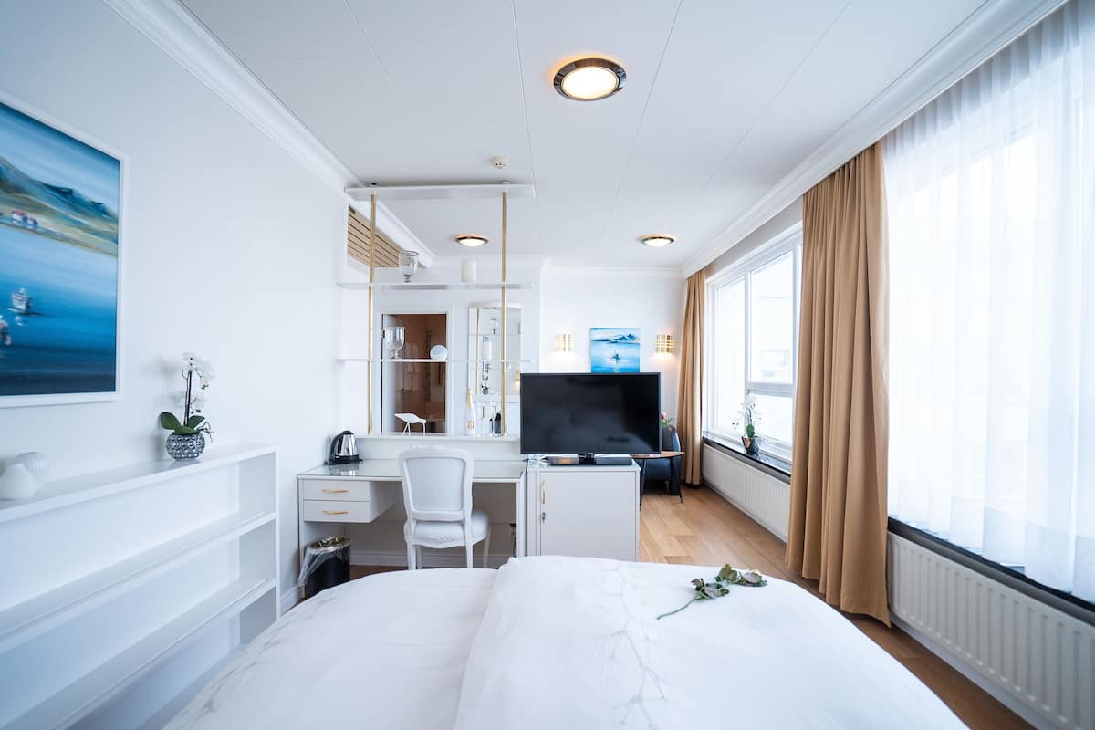 junior suite, 1 queen bed | 1 bedroom, premium bedding, minibar, in-room safe