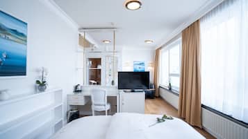 Junior-Suite, 1 Queen-Bett | Hochwertige Bettwaren, Minibar, Zimmersafe, Schreibtisch