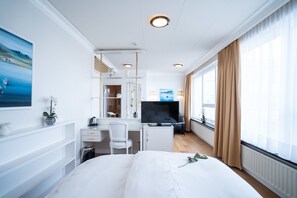 Junior-suite - 1 queensize-seng | Premium-sengetøj, minibar, pengeskab på værelset, skrivebord