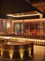 Salas de tratamiento para parejas, un sauna, una bañera de hidromasaje