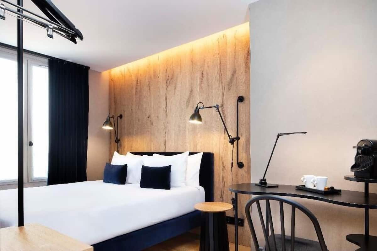 Luxe beddengoed, Select Comfort-bedden, een bureau, geluiddichte muren