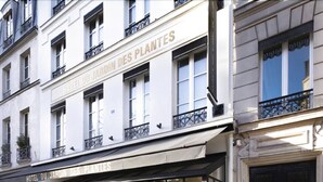 Un bâtiment sur lequel on peut lire l’inscription : « HÔTEL DU JARDIN DES PLANTES ».