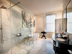 Habitación superior | Baño | Tina y regadera independientes y amenidades de baño gratuitas 