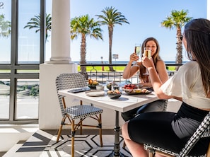 Frühstück, Mittagessen, Abendessen, Blick aufs Meer