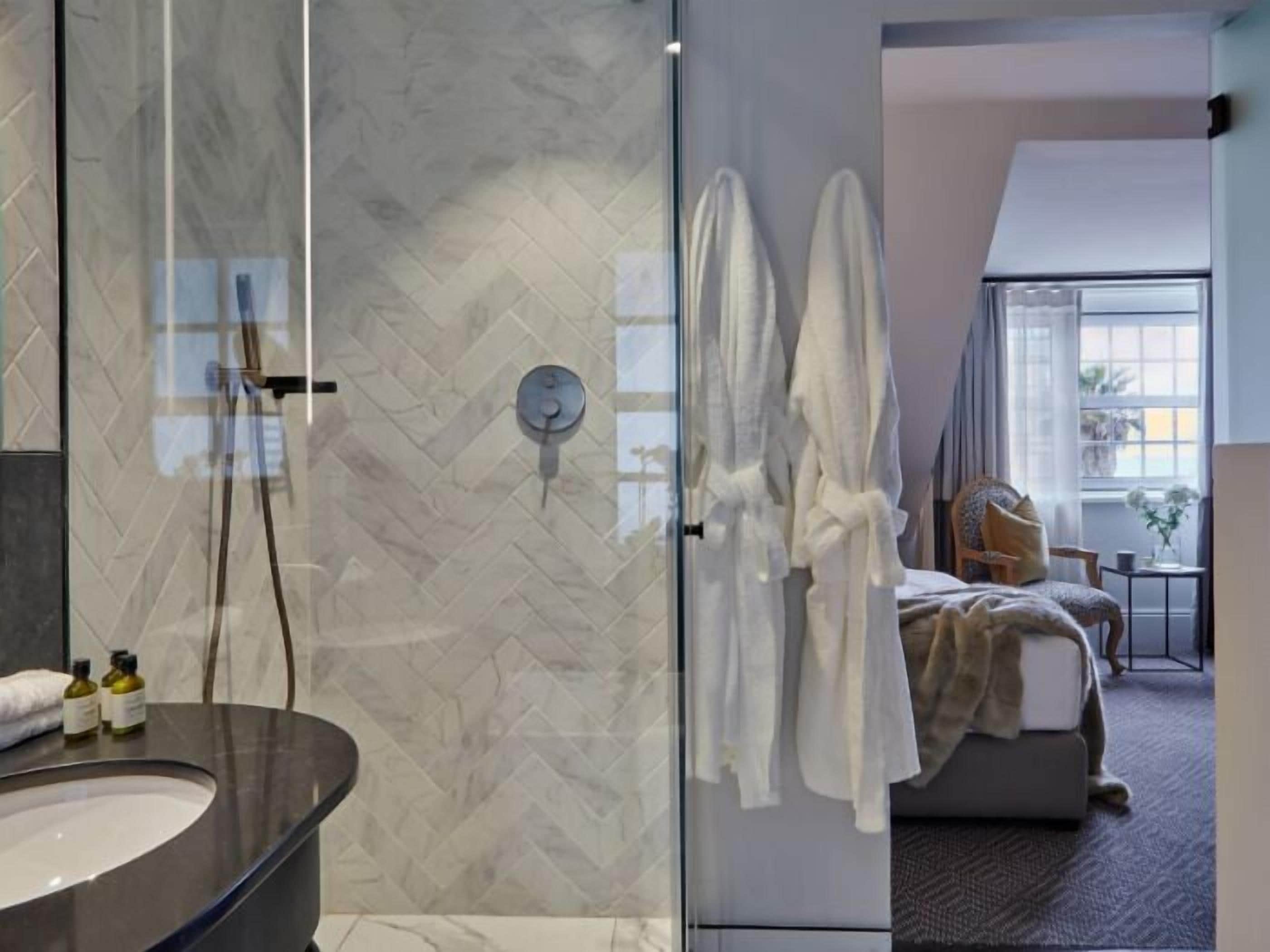 Luxury Room | Bathroom | Separate tub and shower, free toiletries, hair dryer, bathrobes