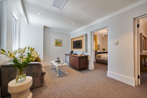 Familien-Suite | Wohnbereich | 43-Zoll-Smart-TV mit Satellitenempfang, Fernseher, Netflix