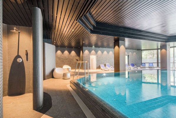 Una piscina cubierta