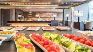 Un buffet proposant une variété de plats, avec un comptoir en arrière-plan.