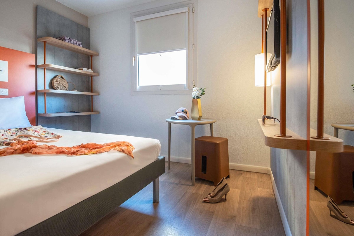 Escritorio, cortinas blackout, sistema de insonorización y wifi gratis