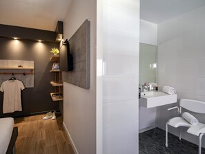 Escritorio, cortinas blackout, insonorización y wifi gratis 