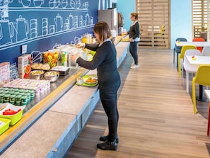 Petit déjeuner continental (8.90 EUR par personne)