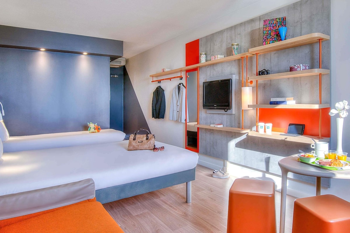 Escritorio, cortinas blackout, sistema de insonorización y wifi gratis