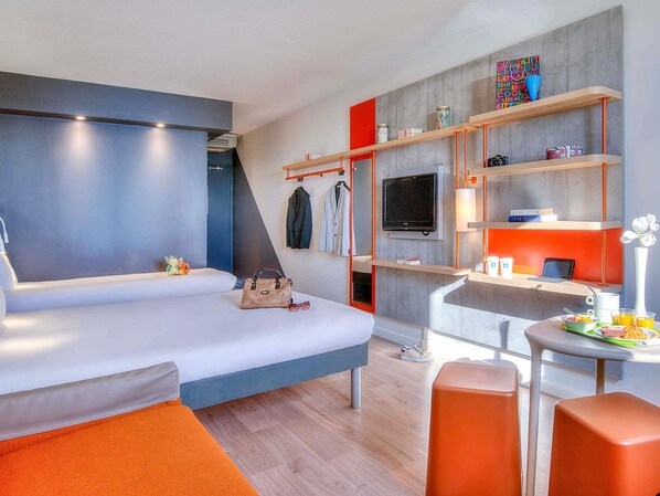 Habitación familiar, varias camas | Escritorio, cortinas blackout, insonorización y wifi gratis 