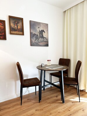 Chambre triple Confort, vue sur le jardin | Minibar, coffre-fort, décor unique, ameublement unique