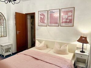 Chambre de base double | Minibar, coffre-fort, décor unique, ameublement unique