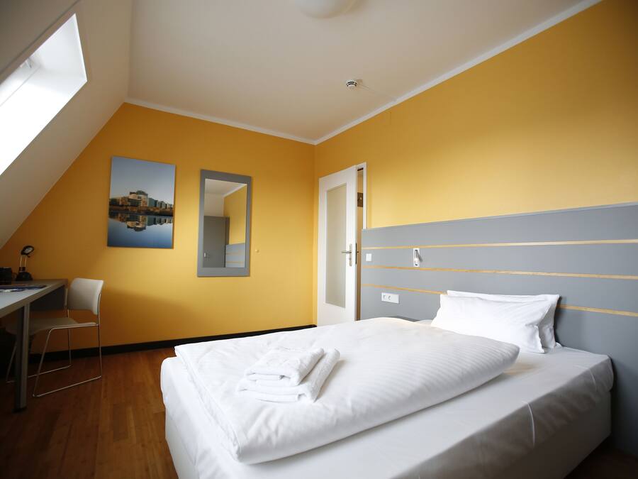 Comfort Single Room | Hypo-allergenic bedding, in-room safe, desk, iron/ironing board