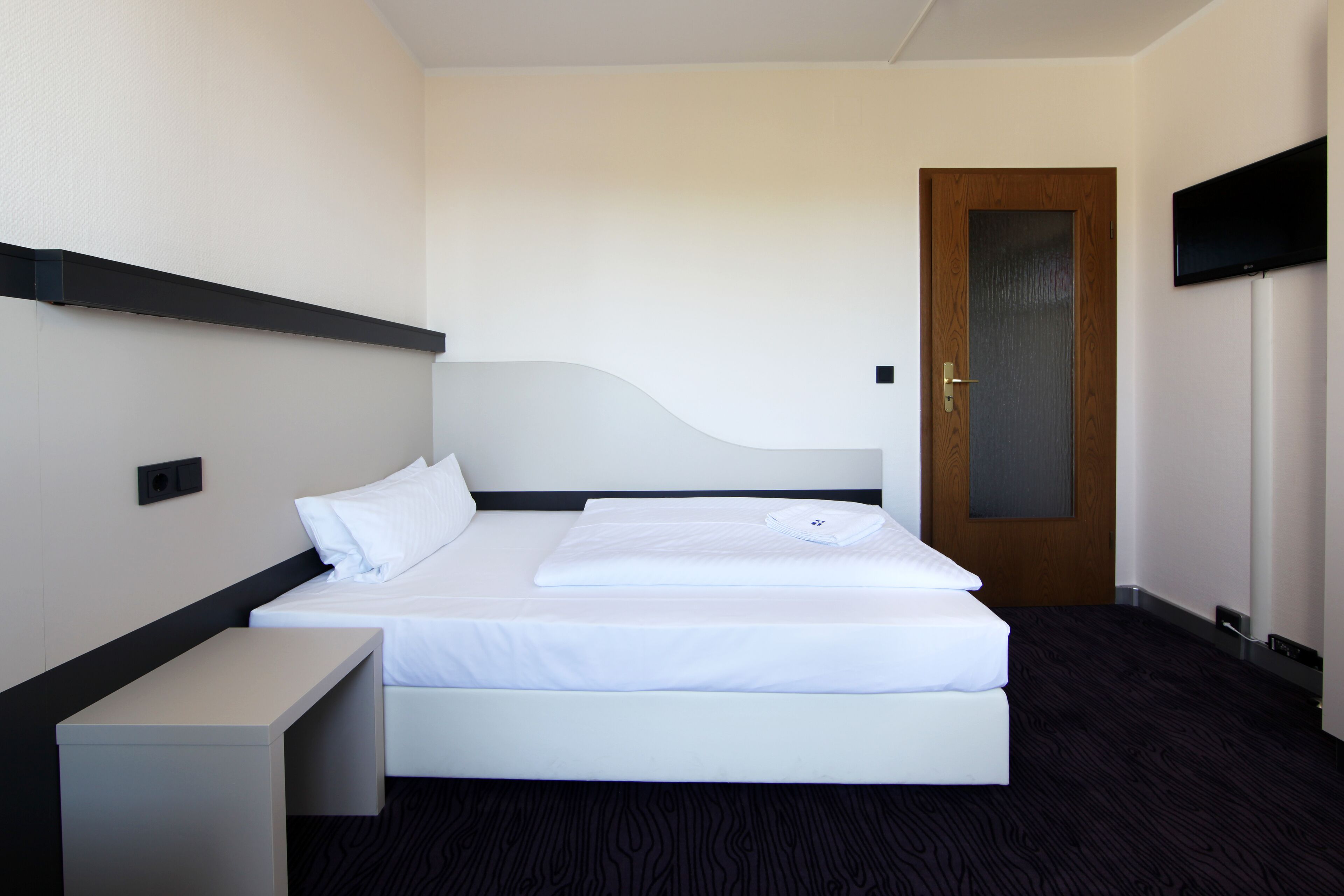 classic single room | hypo-allergenic bedding, in-room safe, desk, iron/ironing board