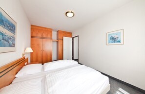 Habitación triple con cocina básica | Ropa de cama hipoalergénica y caja de seguridad en la habitación 