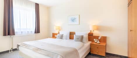 Hypo-allergenic bedding, in-room safe, desk, blackout curtains