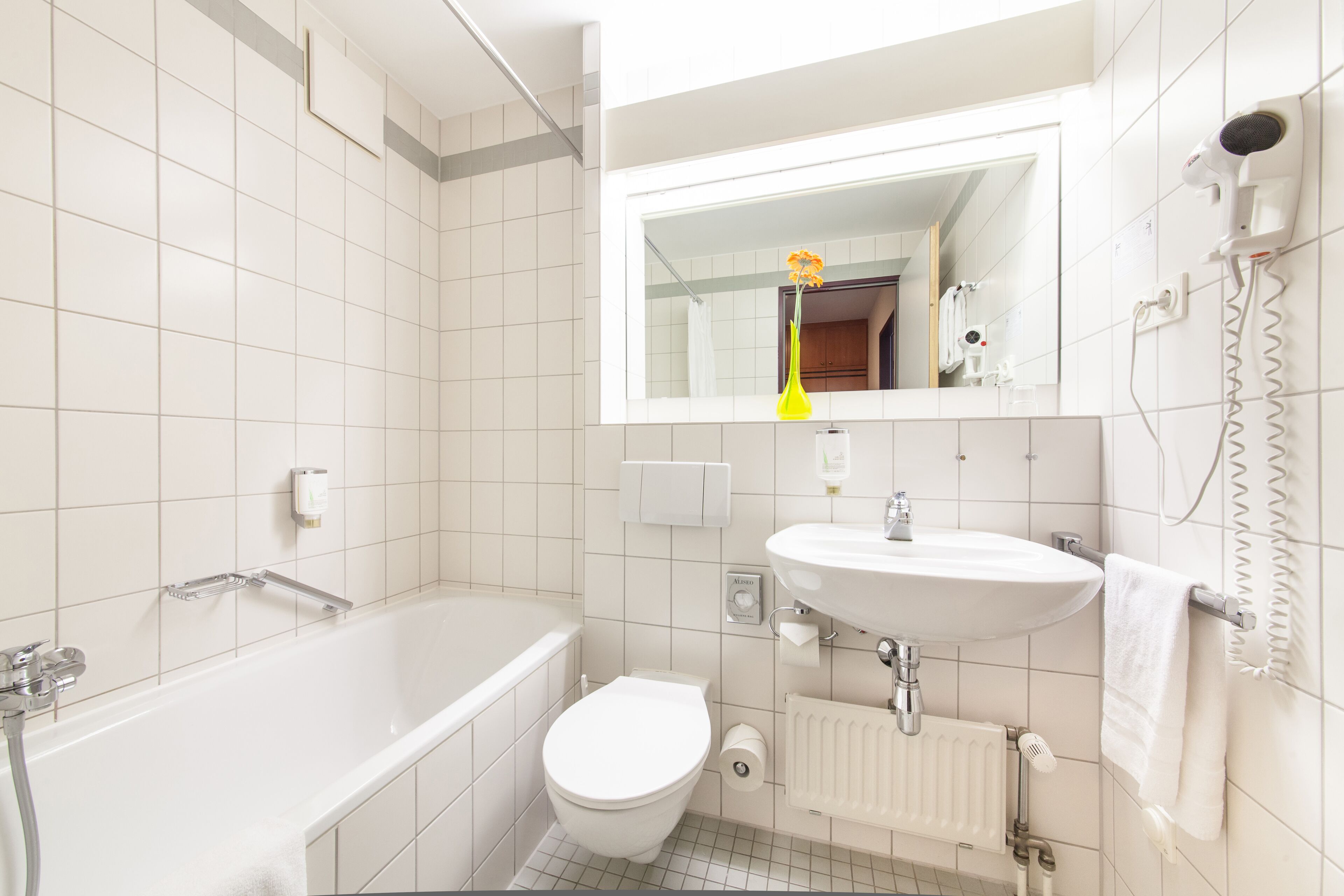 Standardværelse med 2 enkeltsenge | Badeværelse | Hårtørrer, håndklæder