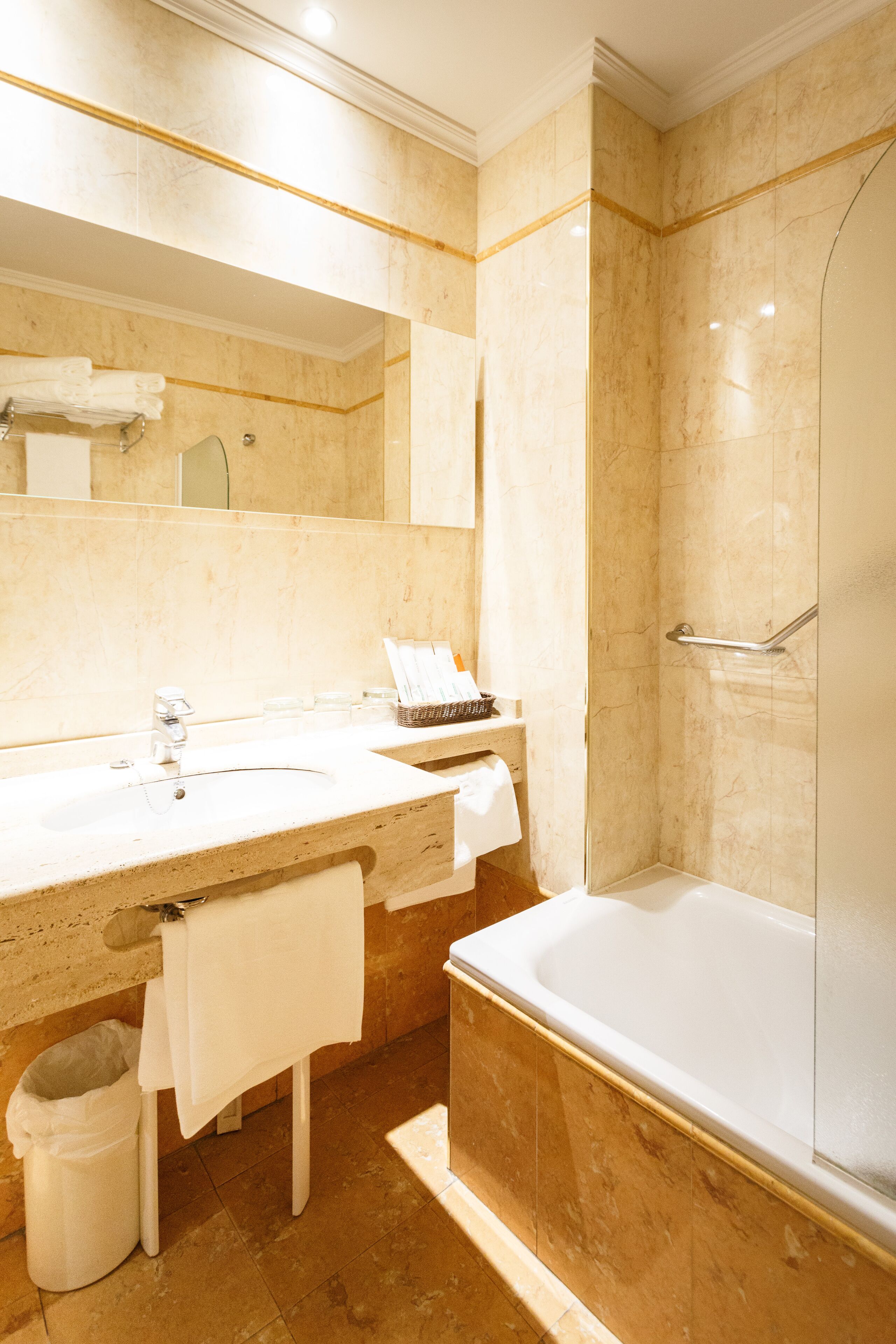 combined shower/bathtub, hair dryer, bathrobes, slippers