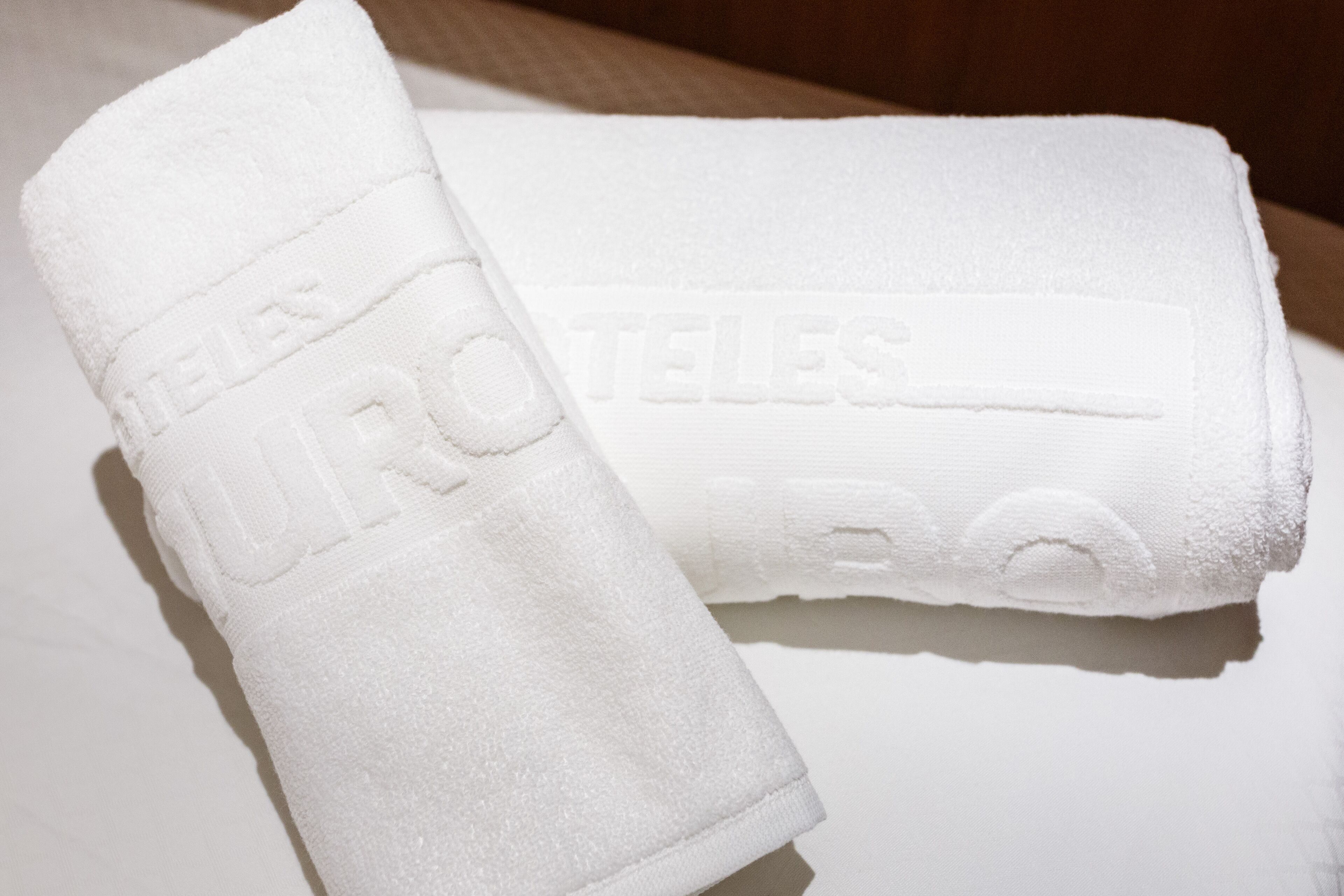 combined shower/bathtub, hair dryer, bathrobes, slippers