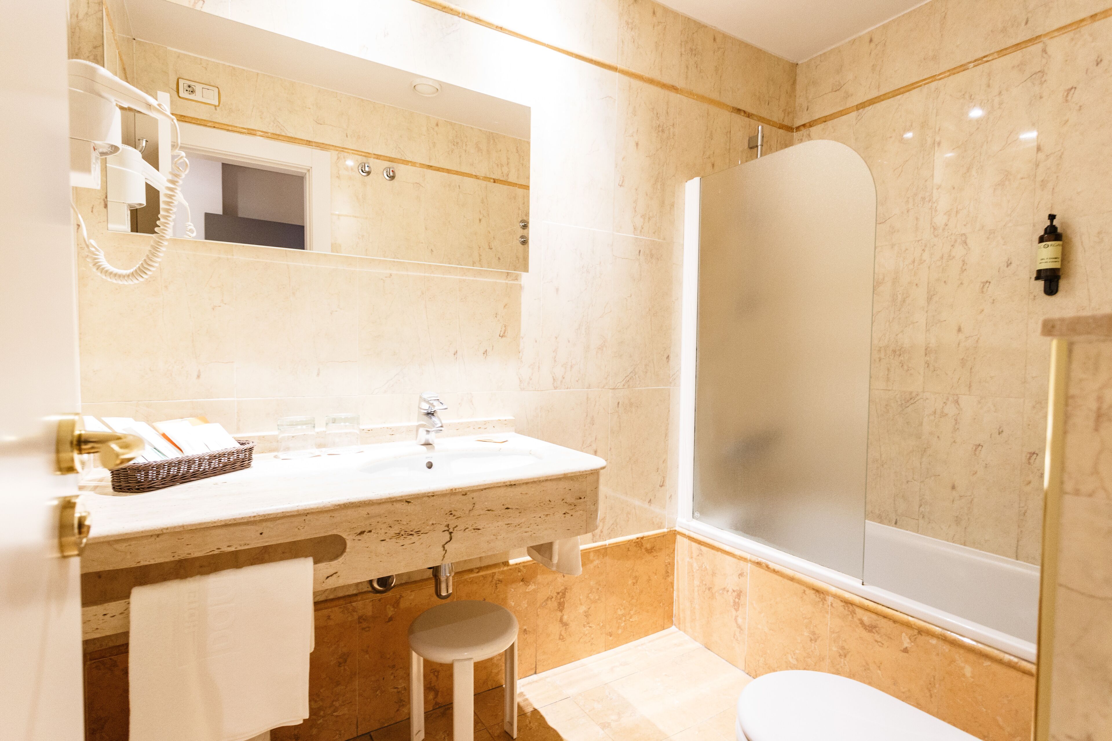 combined shower/bathtub, hair dryer, bathrobes, slippers