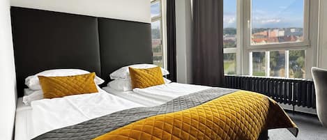 Family Suite | Minibar, in-room safe, blackout curtains, soundproofing