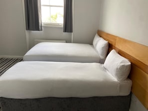 Dreibettzimmer | Schreibtisch, Bügeleisen/Bügelbrett
