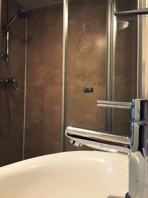 Habitación familiar | Baño | Ducha y bañera combinadas, secador de pelo y toallas