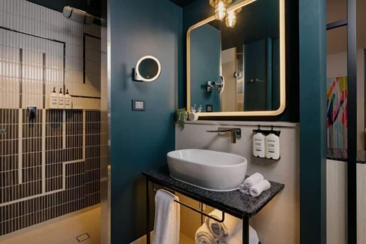 Kylpyhuone | YmpÀristöystÀvÀlliset hygieniatuotteet, hiustenkuivaaja, kylpytakit