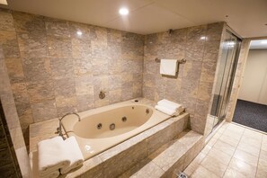 Premier Suite with Balcony, 1 King Bed  | Bathroom