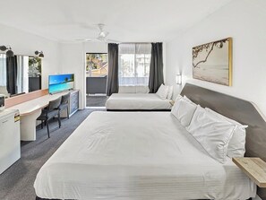 Habitación estándar, varias camas, para no fumadores, balcón (Twin balcony queen) | Tabla de planchar con plancha y wifi gratis 