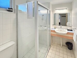 Family Quadruple Room, Multiple Beds, Non Smoking | Bathroom | Hair dryer, towels, soap, shampoo - Golden Sands Motor Inn Forster (Forster)