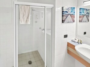 Basic Double Room Single Use, 1 Double Bed, Non Smoking (Budget double) | Bathroom | Hair dryer, towels, soap, shampoo - Golden Sands Motor Inn Forster (Forster)