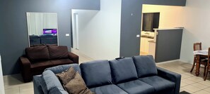 Appartamento Standard, 3 camere da letto, non fumatori, cucina (3 BEDROOM UNIT) | Area soggiorno | TV a schermo piatto 32 pollici con canali premium, TV