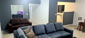 Appartamento Standard, 3 camere da letto, non fumatori, cucina (3 BEDROOM UNIT) | Area soggiorno | TV a schermo piatto 32 pollici con canali premium, TV