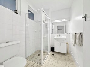 Habitación estándar, 1 cama Queen size, para no fumadores, balcón (Balcony queen) | Baño | Regadera, secadora de cabello, toallas 
