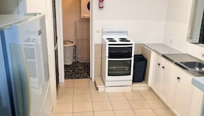 Standard-huoneisto, 3 makuuhuonetta, tupakointi kielletty, keittiö (3 BEDROOM UNIT) | Yksityinen keittiö | Jääkaappi, kahvin-/teenkeitin