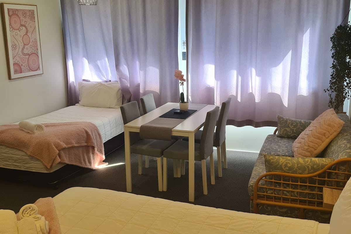Camera Premium con letto matrimoniale o 2 letti singoli, letti multipli (Twin premium queen.) | Ferro/asse da stiro, Wi-Fi gratuito