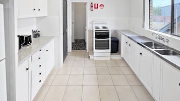 Apartamento estándar, 3 habitaciones, no fumadores, cocina (3 BEDROOM UNIT) | Cocina privada | Frigorífico y hervidor eléctrico