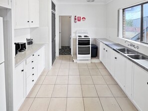 Standard-Apartment, 3 Schlafzimmer, Nichtraucher, Küche (3 BEDROOM UNIT) | Eigene Küche | Kühlschrank, Wasserkocher mit Kaffee-/Teezubehör