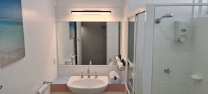 Camera Standard, 1 letto queen, non fumatori, al piano terra (Queen standard) | Bagno | Doccia, asciugacapelli, asciugamani