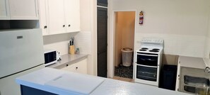 Departamento estándar, 3 habitaciones, para no fumadores, cocina (3 BEDROOM UNIT) | Cocina privada | Refrigerador y cafetera y tetera 