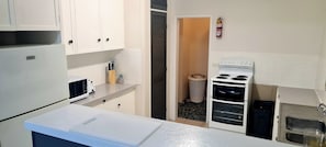Departamento estándar, 3 habitaciones, para no fumadores, cocina (3 BEDROOM UNIT) | Cocina privada | Refrigerador y cafetera y tetera