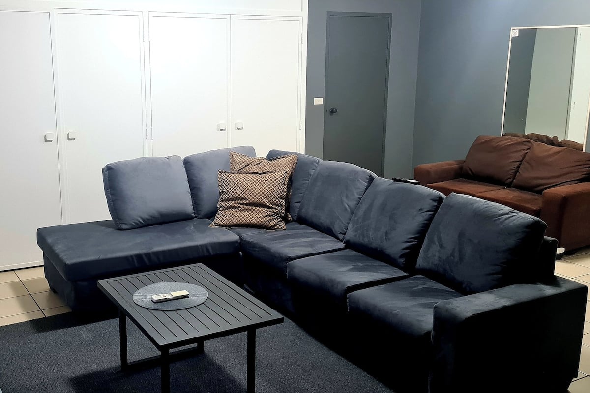 Appartamento Standard, 3 camere da letto, non fumatori, cucina (3 BEDROOM UNIT) | Area soggiorno | TV a schermo piatto 32 pollici con canali premium, TV