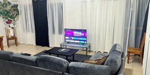 Departamento estándar, 3 habitaciones, para no fumadores, cocina (3 BEDROOM UNIT) | Área de sala de estar | Televisión de pantalla plana de 32 pulgadas con canales premium 