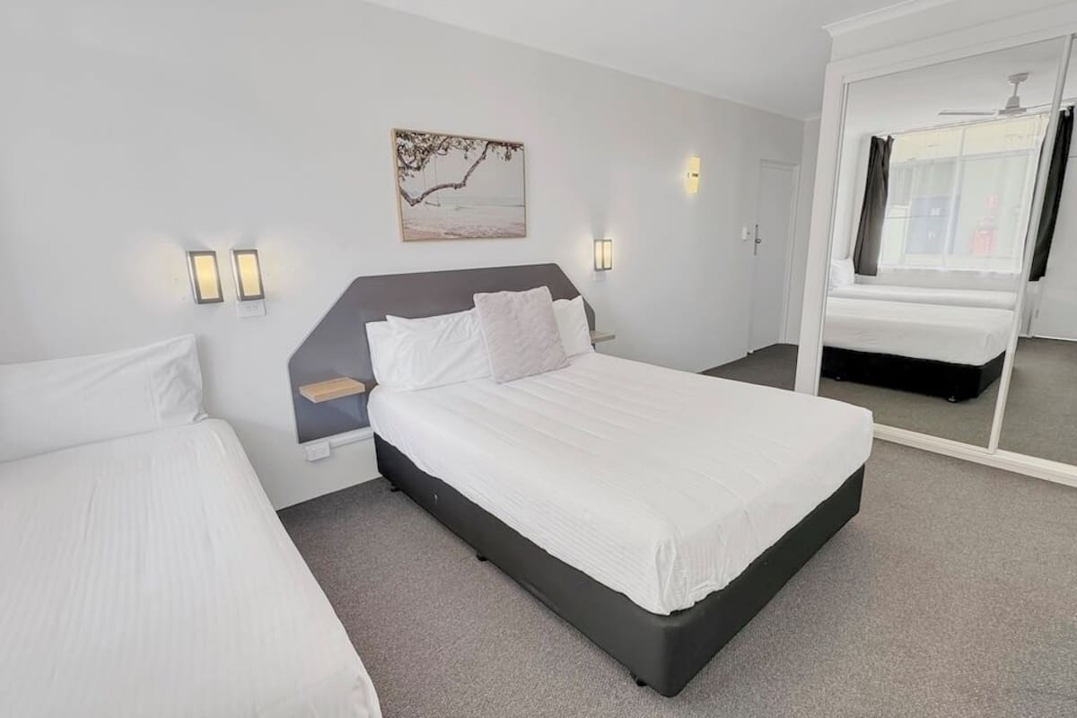 Standard-Doppel- oder -Zweibettzimmer, Mehrere Betten, Nichtraucher (Twin queen standard)