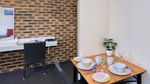 Desk, iron/ironing board, free WiFi, bed sheets - Top Of The Town Motel (Inverell)