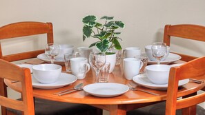 Desk, iron/ironing board, free WiFi, bed sheets - Top Of The Town Motel (Inverell)